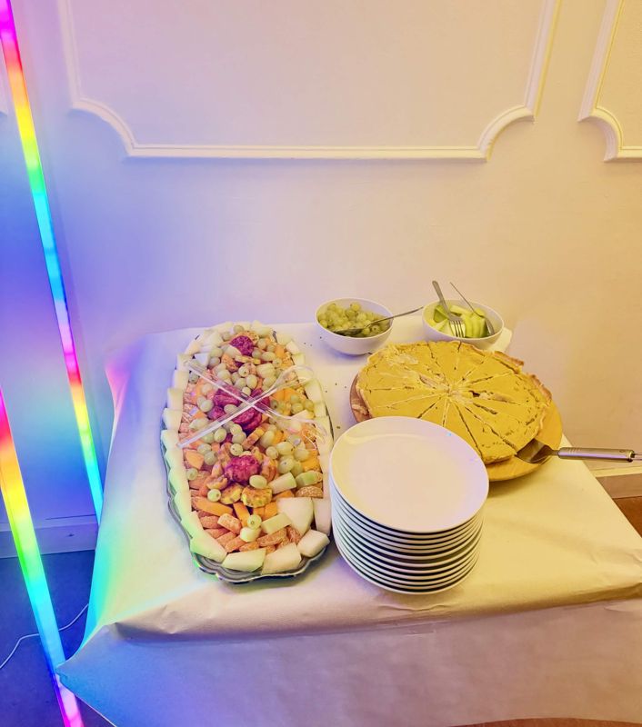 Früchteplatte und Mango-Kokos-Tarte auf dem Dessertbuffet
