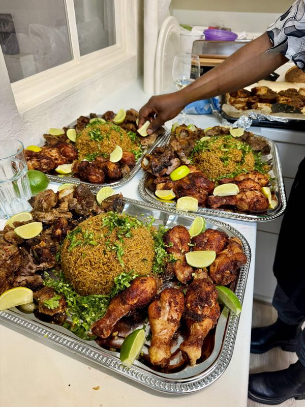 Drei Platten mit Pilau-Reis, Poulet, Rind- und Lammfleisch und Limettenschnitzen