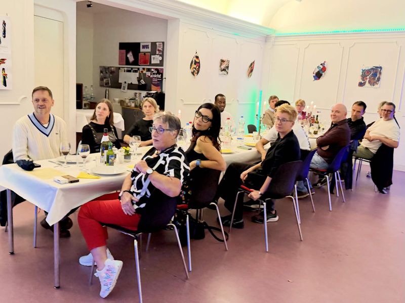 Die Gäste des Benefizabends an der Tafel
